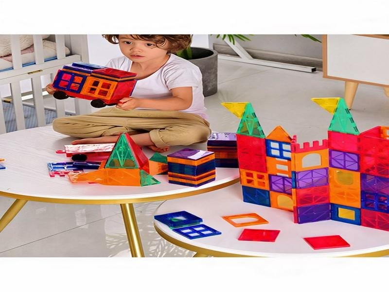 مكعبات مغناطيسية ملونة للأطفال مرتبة بأشكال متنوعة على سطح أبيض.