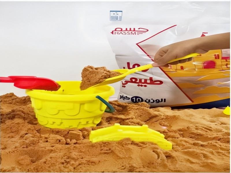 أطفال يلعبون بمنتج يشبه الشاطئ داخل البيت، يستمتعون ويبدعون في جو مليء بالمرح.