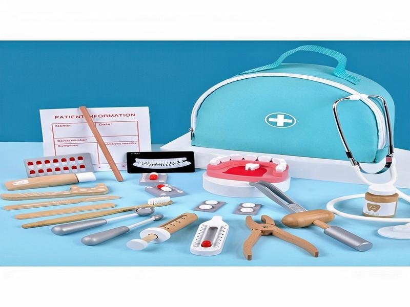 طقم طبيب أطفال ملون وممتع، يجعّل الأطفال يستمتعون بتجربة التظاهر كأطباء محترفين.