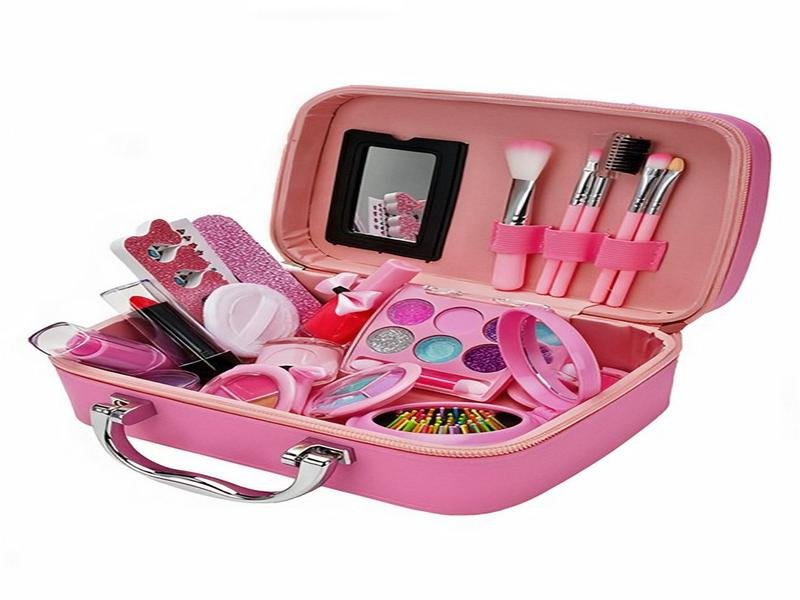 شنطة مكياج آمنة تخلي البنات يستمتعوا باللعب بأمان وسعادة.